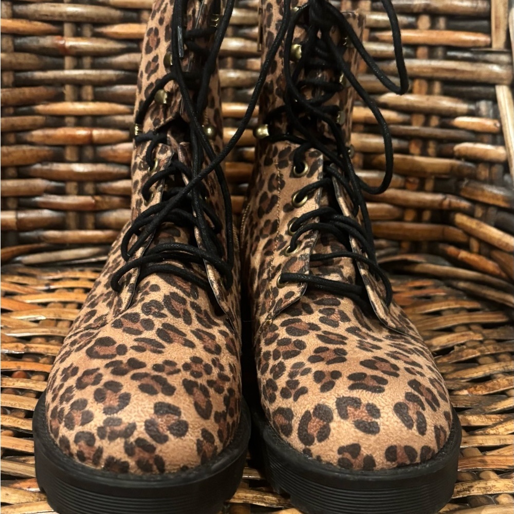 MIA Mika Leopard Print Combat Boots in size 7.5 great condition! - Picture 3 of 12